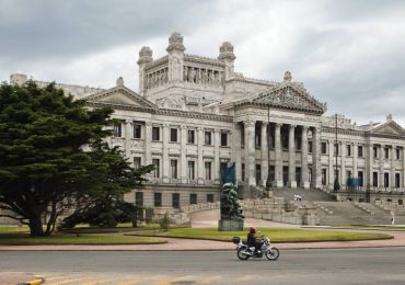 Evangélicos agem contra lei que pode permitir tratamento hormonal em adolescentes no Uruguai