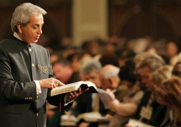 Sobrinho de Benny Hinn diz como refutar pregadores da teologia da prosperidade iguais a seu tio