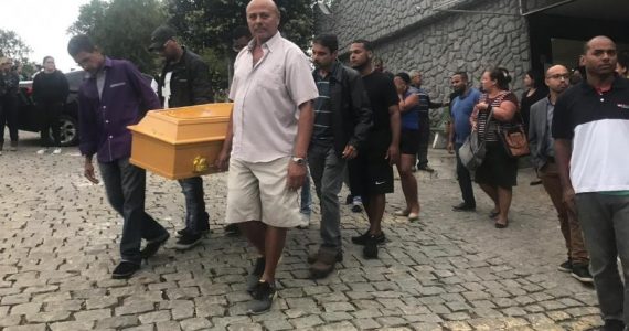 Sequestrador abatido na Ponte Rio-Niterói foi sepultado com cerimônia evangélica