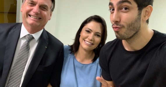 Bolsonaro e Michelle assistem stand-up gospel de Jonathan Nemer em Brasília