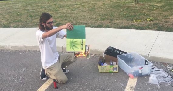 Vídeo: jovens destroem equipamentos para consumo de drogas após entregarem a vida a Jesus