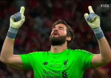 "Honrei a Deus no pouco, e Ele me honrou no muito”, diz Alisson ao ser eleito melhor goleiro do mundo