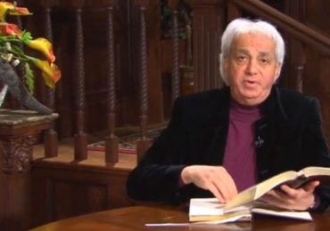 “Quero ser alguém que prega a cruz”, diz Benny Hinn sobre abandono à teologia da prosperidade