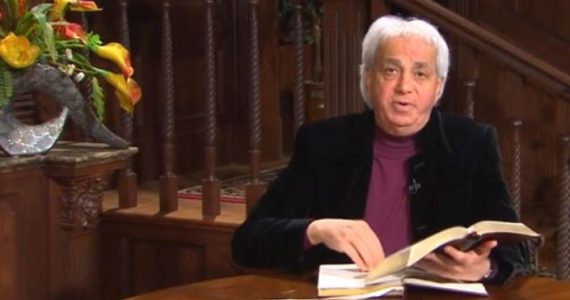 “Quero ser alguém que prega a cruz”, diz Benny Hinn sobre abandono à teologia da prosperidade