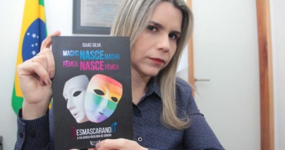 Deputada ligada à Assembleia de Deus responde Felipe Neto e distribui 10 mil livros contra ideologia de gênero