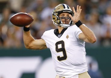 Drew Brees, da NFL, é criticado por incentivar crianças a levarem a Bíblia para escola