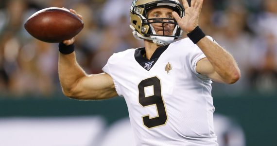 Drew Brees, da NFL, é criticado por incentivar crianças a levarem a Bíblia para escola