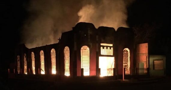 Templo da Assembleia de Deus Madureira é destruído por incêndio após culto festivo