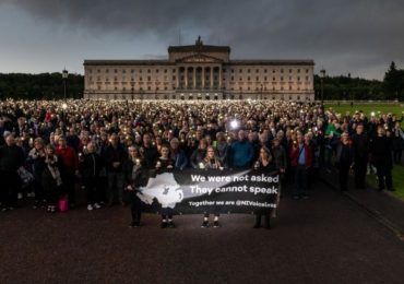 Irlanda do Norte: milhares protestam silenciosamente contra o aborto em frente ao Parlamento