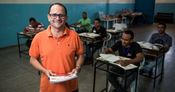 Professor usa a Bíblia para dar aulas de história