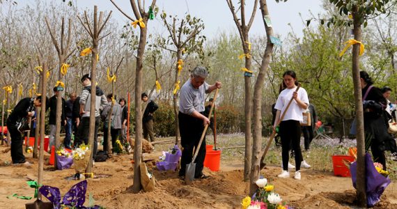 China: para escapar do Partido Comunista, cristãos cultuam em cemitérios