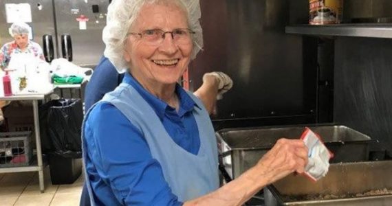 Idosa cristã prepara alimento para os pobres em sua igreja