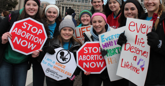 Cristãos fazem 40 dias de oração e jejum e salvam 300 bebês do aborto