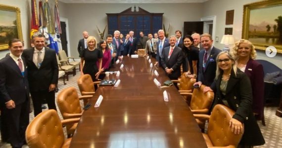 Trump recebe oração com imposição de mãos em visita de pastores à Casa Branca