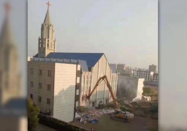 China: idosa, mãe de pastor mora em templo que o governo vai demolir