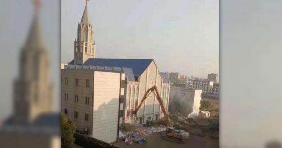 China: idosa, mãe de pastor mora em templo que o governo vai demolir