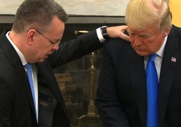 Pastor Andrew Brunson ora pelo presidente Donald Trump