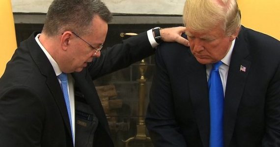 Pastor Andrew Brunson ora pelo presidente Donald Trump