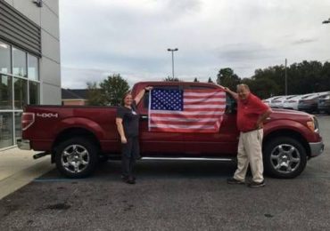 Gerente oferece Bíblia, bandeira e fuzil de brinde para quem comprar carro 0KM