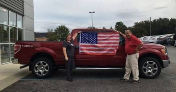 Gerente oferece Bíblia, bandeira e fuzil de brinde para quem comprar carro 0KM