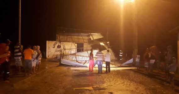 Ventania derruba telhado e deixa feridos durante culto em igreja