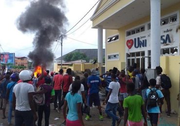 Protestos contra a Universal em São Tomé e Príncipe deixam templos destruídos e jovem morto; Políticos querem expulsão da denominação