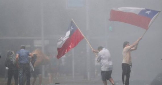 Igrejas pedem calma no Chile e estudantes cristãos anunciam o Evangelho em meio a protestos