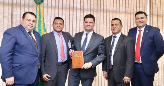 Sérgio Moro recebe pastores em Brasília e ganha Bíblia de presente