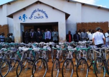 Pastores recebem doação de bicicletas para o evangelismo na África