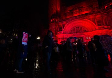 Igrejas e edifícios se iluminam de vermelho pelos cristãos perseguidos