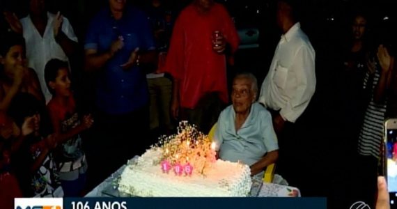 "Sem Deus, não somos nada”, diz idosa ao completar 106 anos