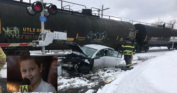 Trem atinge carro nos trilhos e criança sobrevive: "Deus colocou um anjo"