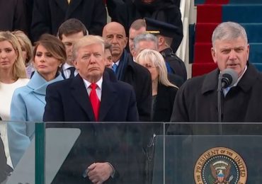 O pastor e evangelista mundialmente renomado Franklin Graham está preocupado com a abertura do processo de impeachment contra o presidente Donald Trump, dos Estados Unidos. Para o líder religioso, o chefe do Executivo americano está sofrendo uma "inquisição injusta" promovida pela esquerda em seu país. “Nossa política neste país atingiu um novo patamar. Nancy Pelosi e seus seguidores no Congresso armaram o processo de impeachment. Depois de dois anos de embuste na Rússia, agora eles se voltaram para isso.”, disse o pastor.