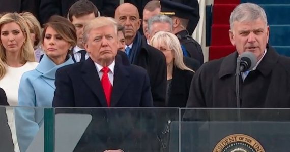 O pastor e evangelista mundialmente renomado Franklin Graham está preocupado com a abertura do processo de impeachment contra o presidente Donald Trump, dos Estados Unidos. Para o líder religioso, o chefe do Executivo americano está sofrendo uma "inquisição injusta" promovida pela esquerda em seu país. “Nossa política neste país atingiu um novo patamar. Nancy Pelosi e seus seguidores no Congresso armaram o processo de impeachment. Depois de dois anos de embuste na Rússia, agora eles se voltaram para isso.”, disse o pastor.