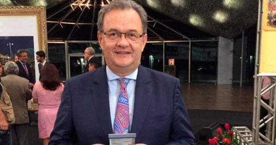 Pastor Samuel Câmara recebe a Medalha do Mérito Legislativo da Câmara