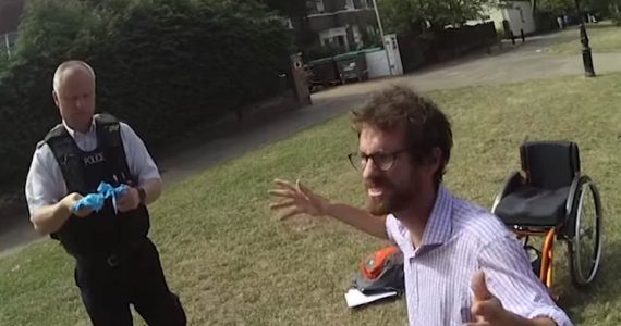 Cadeirante é preso por orar próximo à clínica de aborto, na Inglaterra