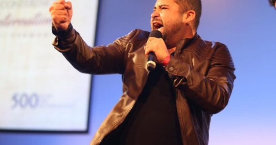 Conheça o homem que decidiu lavar banheiros para evangelizar pessoas