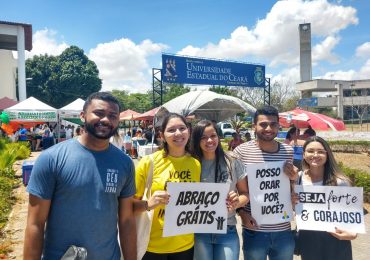 Grupos de jovens oferecem orações, abraços e lanches para estudantes no ENEM 2019