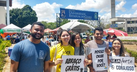 Grupos de jovens oferecem orações, abraços e lanches para estudantes no ENEM 2019