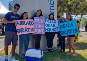 Jovens evangélicos oferecem bombons, abraços, água e orações a estudantes do ENEM