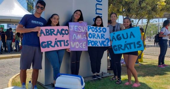 Jovens evangélicos oferecem bombons, abraços, água e orações a estudantes do ENEM