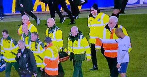 Após lesão de adversário, Lucas Moura ora em campo por sua recuperação