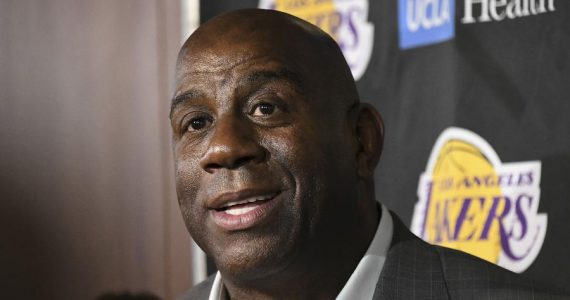 Estrela do basquete, Magic Johnson sai da NBA para se dedicar a Deus