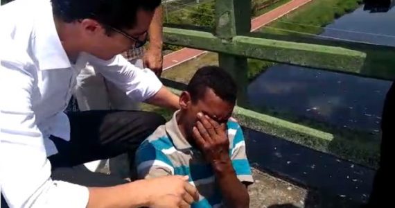 Obreiros intervém e evitam suicídio de homem que queria se atirar de ponte em SP