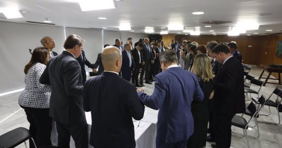 Bolsonaro e deputados oram em reunião que definiu fundação do partido Aliança pelo Brasil