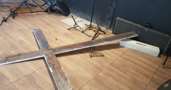 Vândalos destroem templo de igreja evangélica e urinam no altar