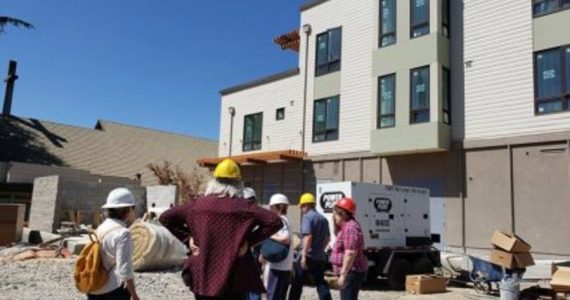 Igrejas fecham estacionamentos para construir casas para desabrigados