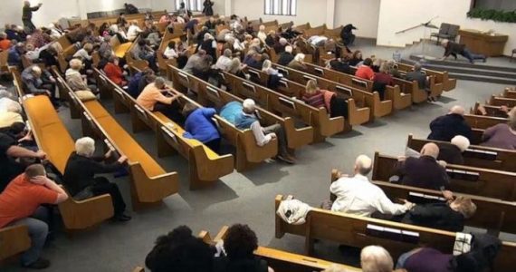 Atirador abre fogo durante culto; Fiéis armados impedem tragédia maior