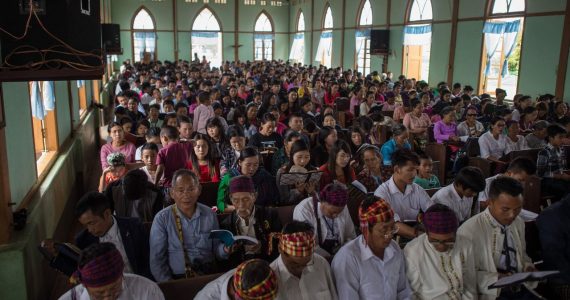 Rebeldes étnicos que fecharam igrejas em Mianmar autorizam cristãos a voltarem a cultuar