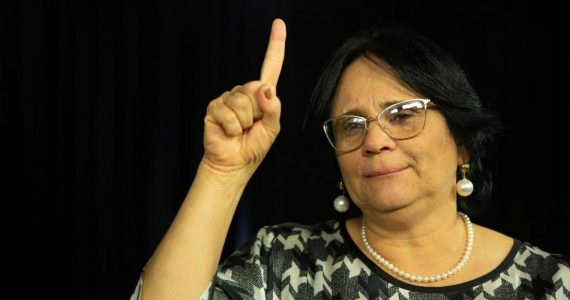 Ministra Damares cria comitê para preservar respeito às diferentes crenças religiosas